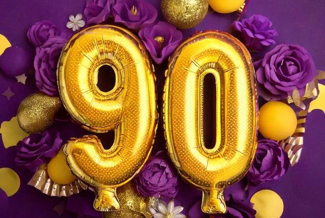 90の形のバルーンと、紫色の花
