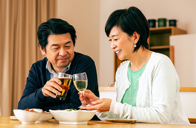 結婚記念日を祝う夫婦
