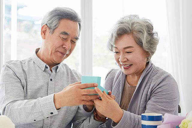 金婚式を迎えるシニア夫婦