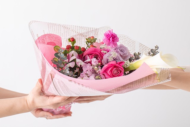 花束を贈る