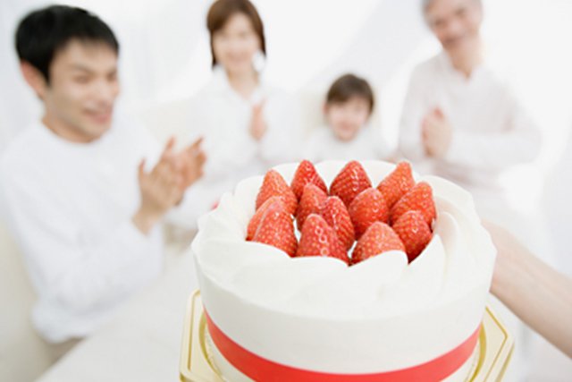 祝う家族とケーキ