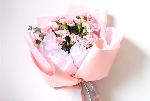 ピンク色のカーネーションの花束