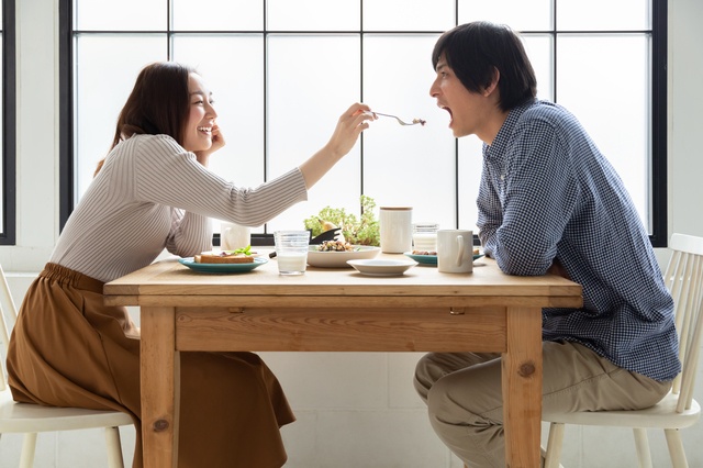 食事をする夫婦