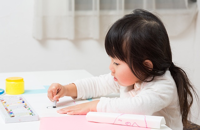 似顔絵を描く子供
