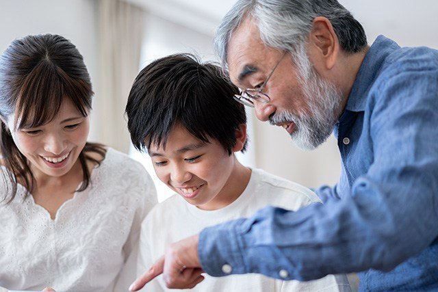 お誕生日新聞を見て喜ぶ、父と孫と娘