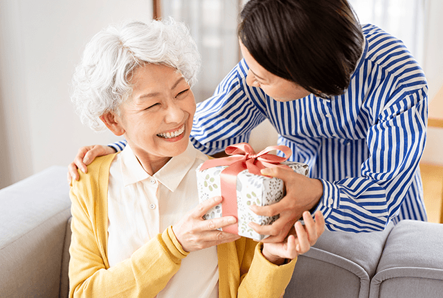 プレゼントを渡す親子