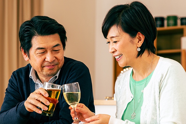 結婚記念日を祝う夫婦
