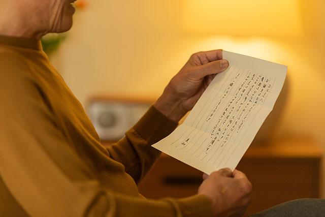 誕生日メッセージを読む父親