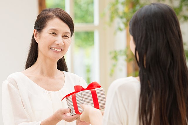お母さんへ母の日ギフトを渡す娘