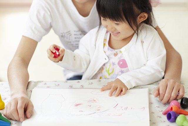 似顔絵を描く女の子