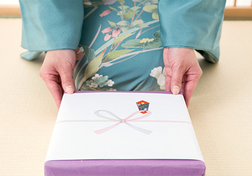 お祝いを渡す人