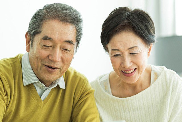 お誕生日新聞を見る、お父さんとお母さん