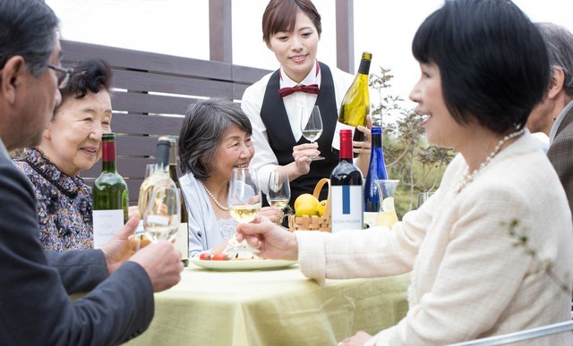 笑顔で食事するシニアたち