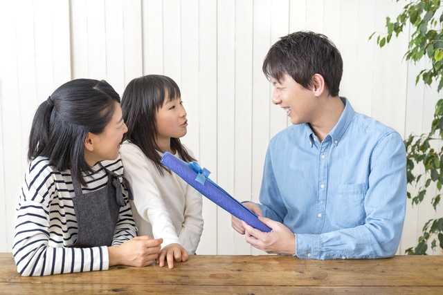 父の日ギフトをお父さんに贈る、母と娘