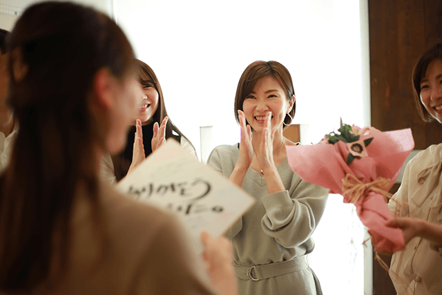 退職する女性にプレゼントを渡している