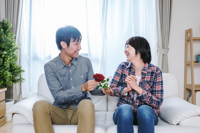 結婚記念日夫婦イメージ