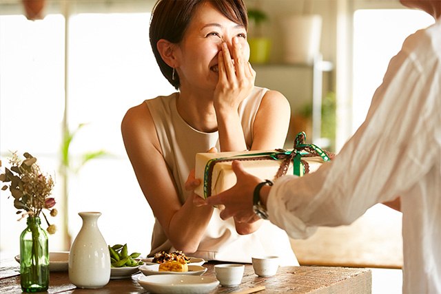 結婚記念を祝う夫婦