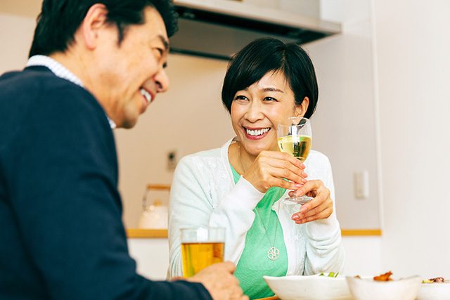 結婚記念日を祝う夫婦